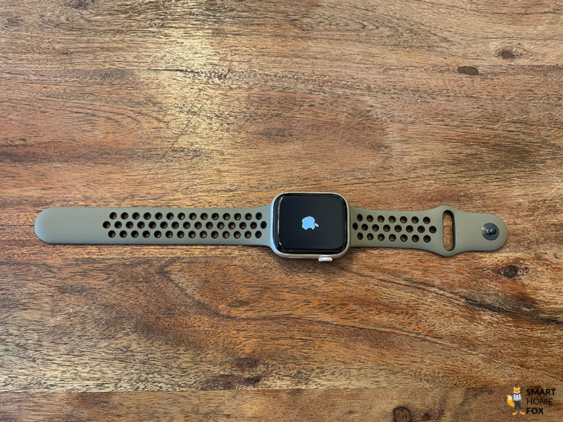 Man sieht die Apple Watch 8 auf einem Tisch.